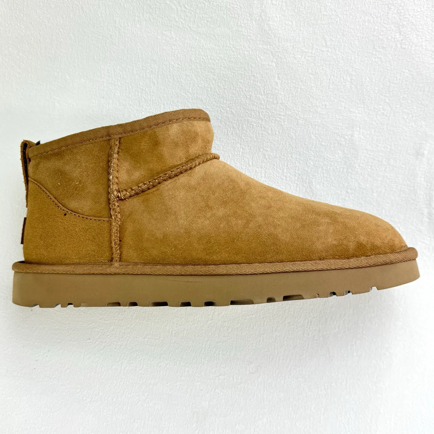 💰380 1116109 UGG Classic Ultra Mini Same style as Zhou Dongyu and Wang Yibo Thin-soled short snow boots Xiaohongshu hot style Wool one-piece mini boots Premium suede upper Delicate feel Wool lining Comfortable and skin-friendly Warm and comfortable so you are not afraid of cold weather Wear-resistant one-piece foam shoe cover EVA soft elastic thick sole Heightening outsole Purchasing level Essential winter snow boots Size: 35 36 37 38 39 40 41 42 43 44 45